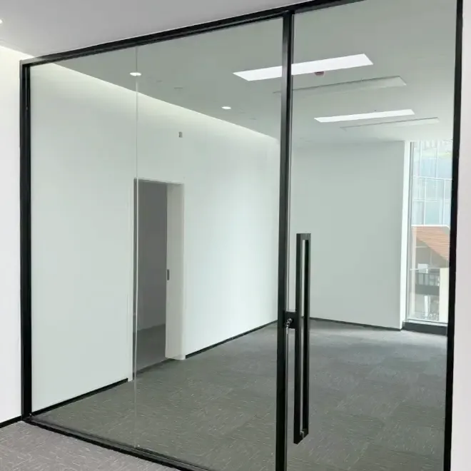 ما الذي يجعل زجاج الأبواب والنوافذ ضروريًا للمباني الحديثة؟