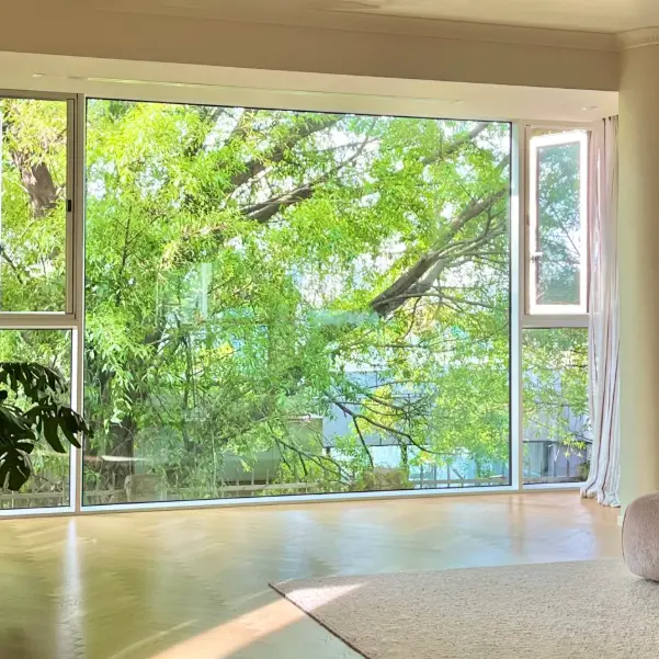 نوافذ من سبائك الألومنيوم ممتدة من الأرض حتى السقف