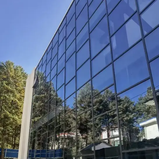 جدران ستائرية مؤطرة